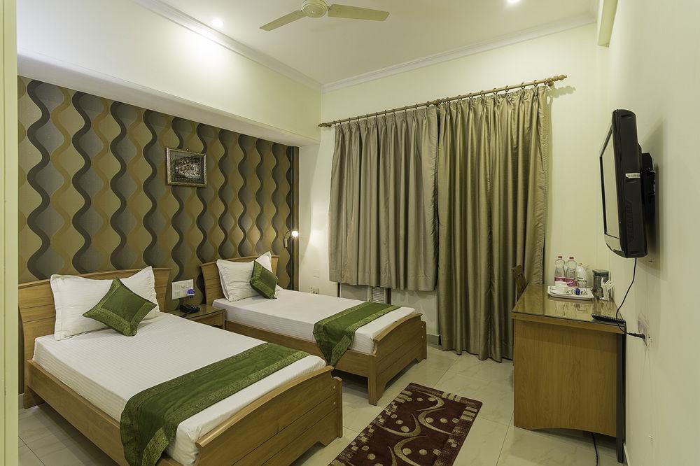 Treebo Palm Tree Palam Vihar Hotel Gurgaon Exterior photo